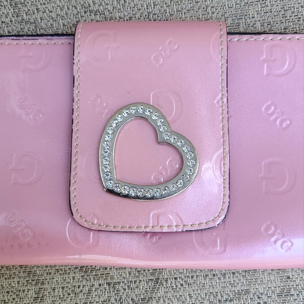 Guess pink patent leather embossed GG logo heart charm wristlet - Picture 9 of 13